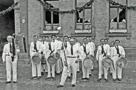 Vor Gasthaus Lerch, 50er